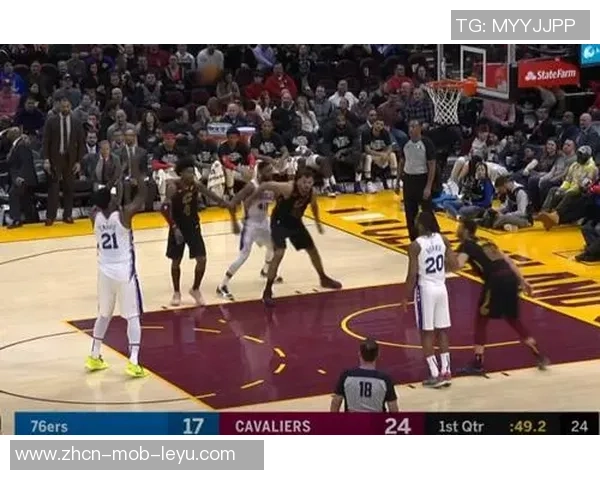 足球更衣室意外走光事件引发热议球员隐私与公众关注的界限探讨